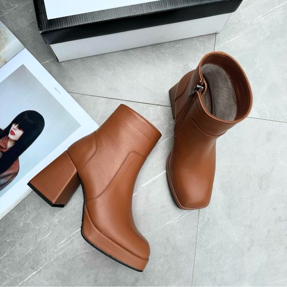 Boots on heel - Picture 3 of 4